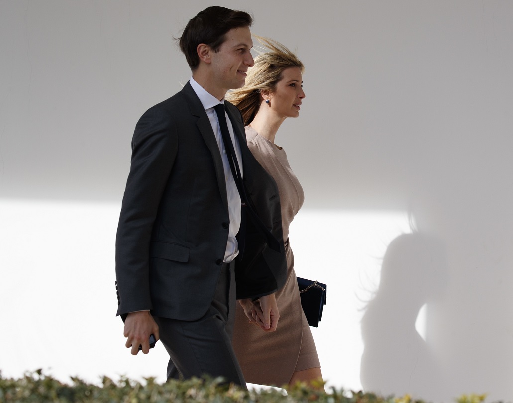 Jared Kushner, yerno del presidente de EU, camina con su esposa Ivanka Trump (AP)