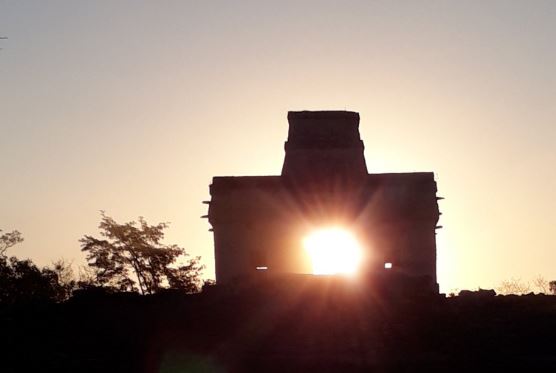 A las seis de la mañana, el sol quedó en el centro del edificio para formar el rostro del Dios Chaac (Twitter/@CulturYucatan)