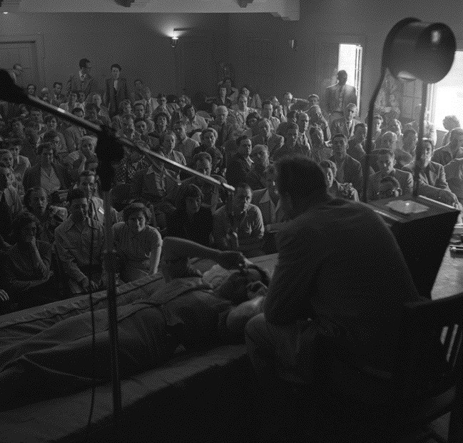 Hubbard en un seminario de dianética en Los Ángeles en 1950