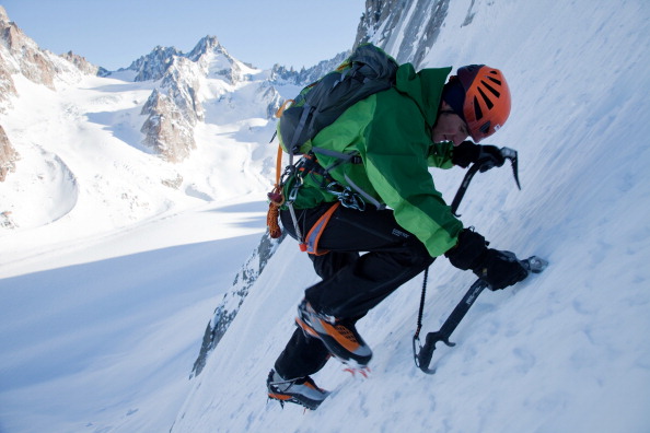 Ueli Steck escalando las Grandes Jorasses, del Mont Blanc. (Getty Images)