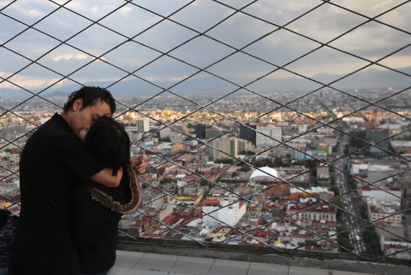 Una pareja se besa en el mirador de la Torre Latino, en el Centro de la Ciudad de México. (Getty Images, archivo)