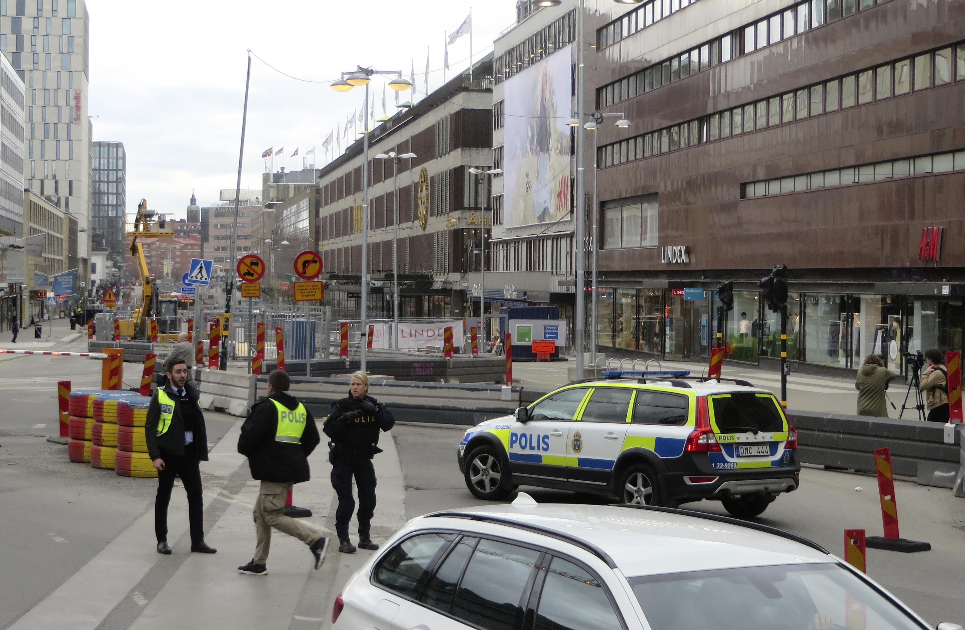 Los agentes de Policía resguardan el centro de la ciudad en Estocolmo, Suecia. (Reuters}