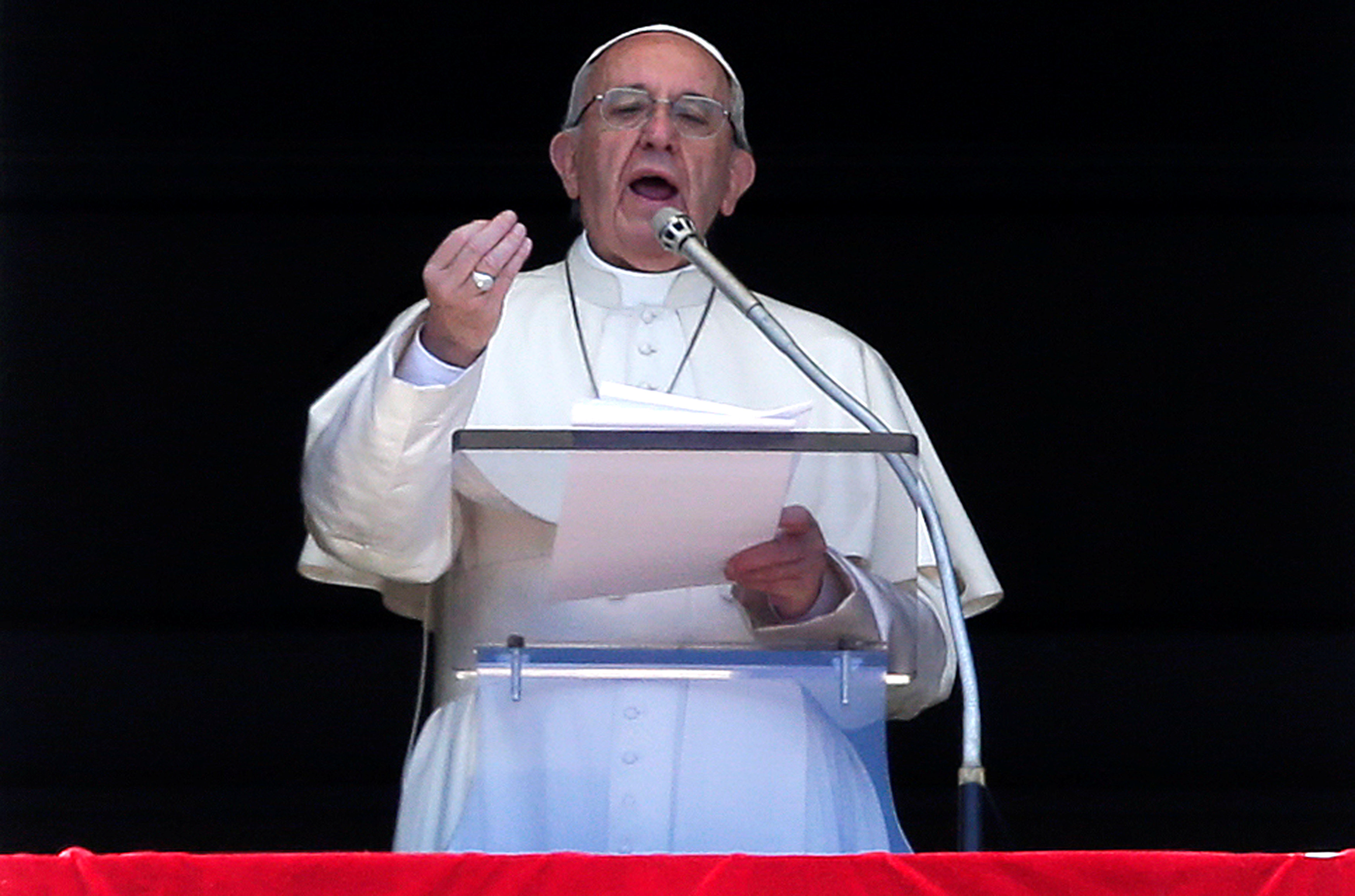 El papa Francisco habla mientras dirige la oración de Regina Caeli en la Plaza de San Pedro en el Vaticano. (Reuters/archivo)