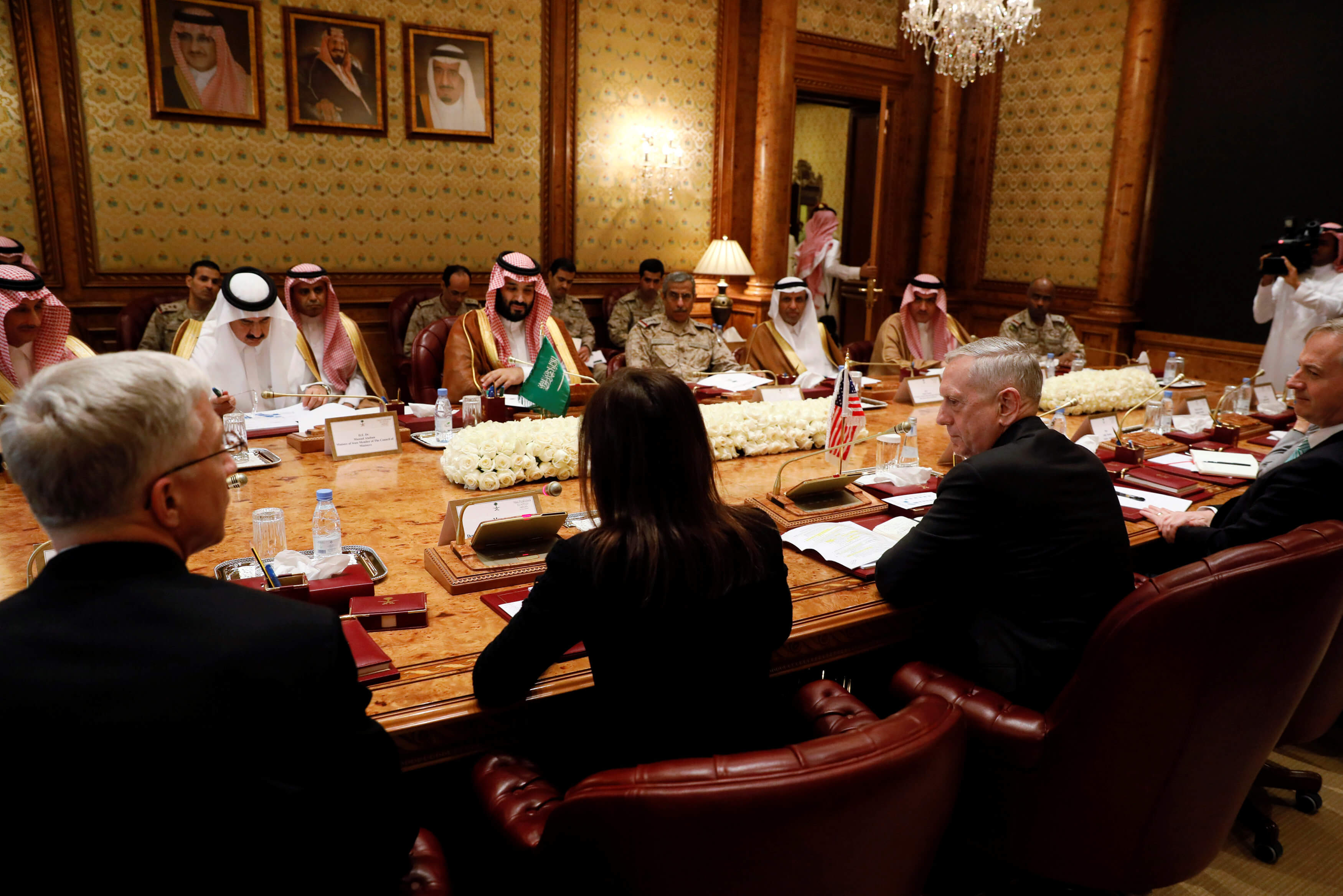 El viceprimer Príncipe de Arabia Saudita y el Ministro de Defensa Mohammed bin Salman se reúnen con el secretario de Defensa de Estados Unidos, James Mattis, y su delegación en Riyadh, Arabia Saudita. (Reuters)