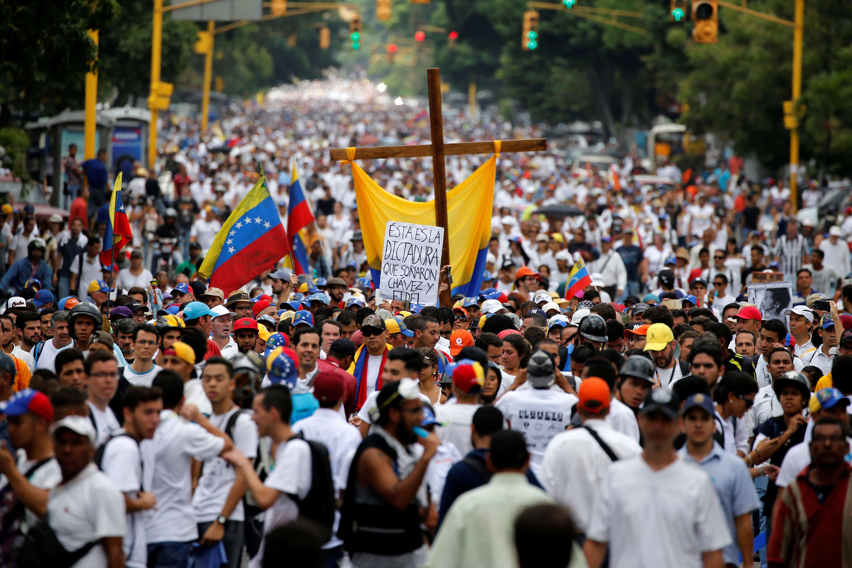 Miles de venezolanos atendieron a la convocatoria de la opositora Mesa de la Unidad Democrática marchan hasta la sede principal de la Conferencia Episcopal. (Reuters)