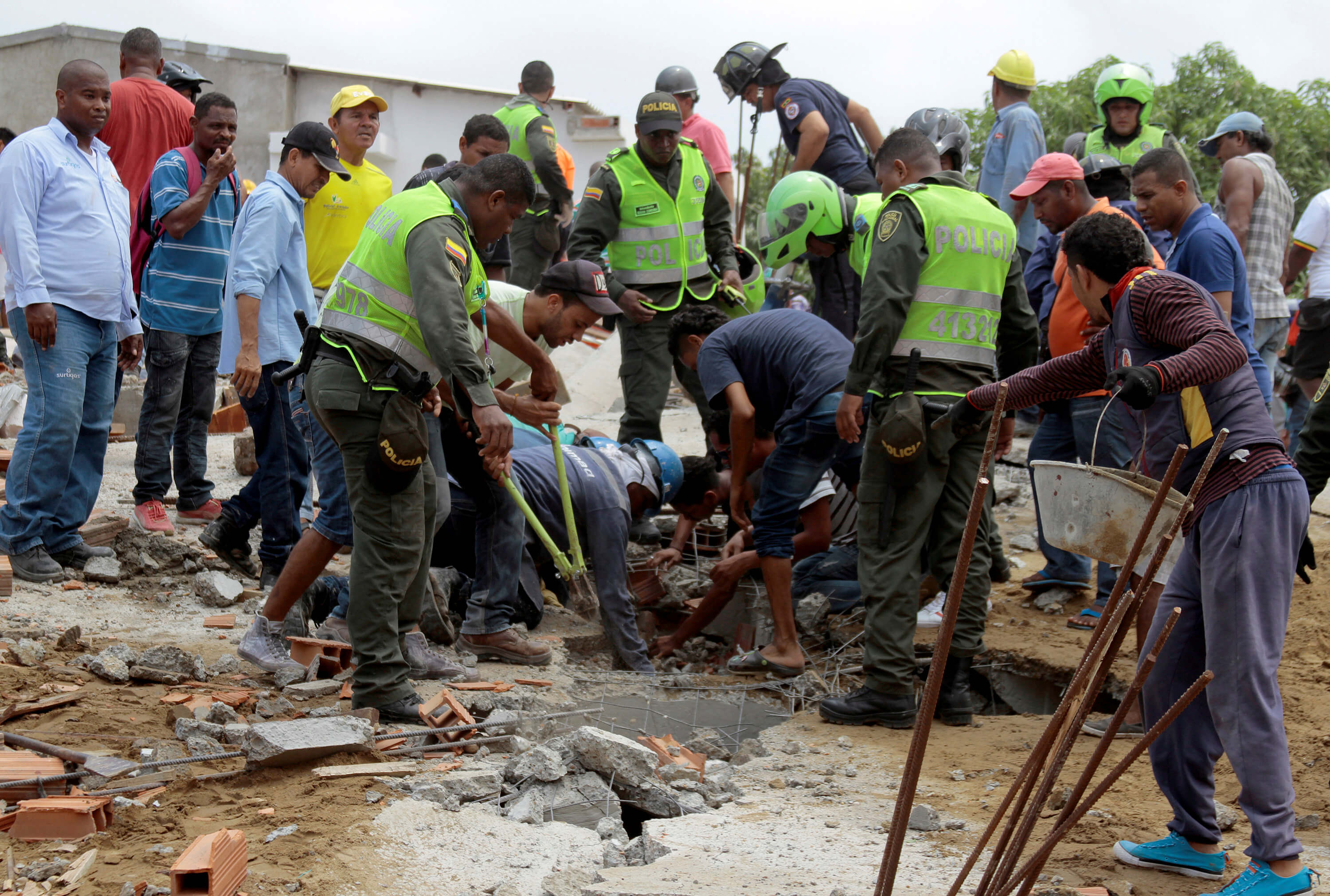 Rescatistas buscan personas tras el derrumbe de un edificio. (Reuters)