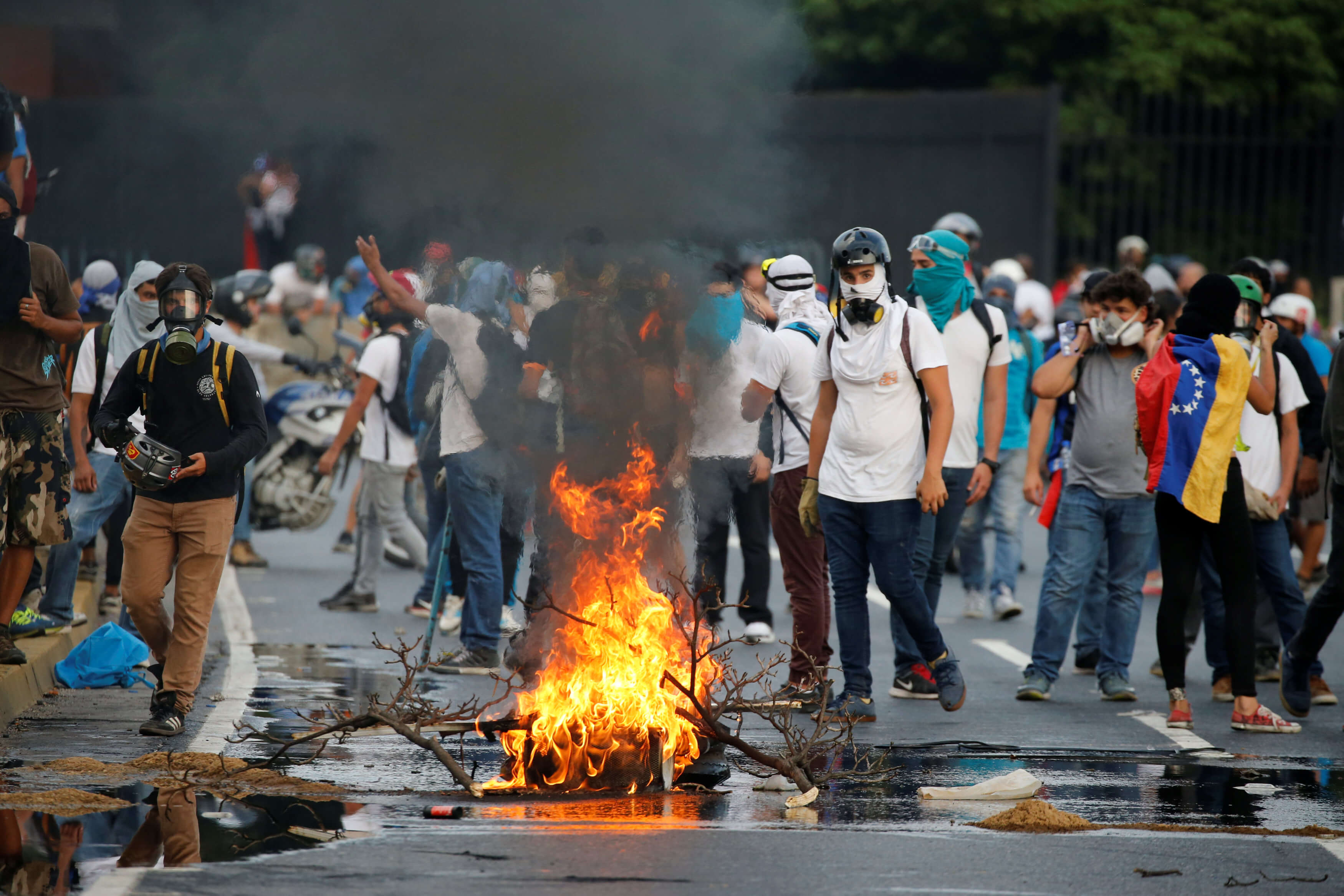 24 personas han muerto en casi un mes de protestas contra el presidente de Venezuela, Nicolás Maduro.