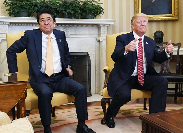 Donald Trump y el primer ministro japones, Shinzo Abe. (Getty Images)