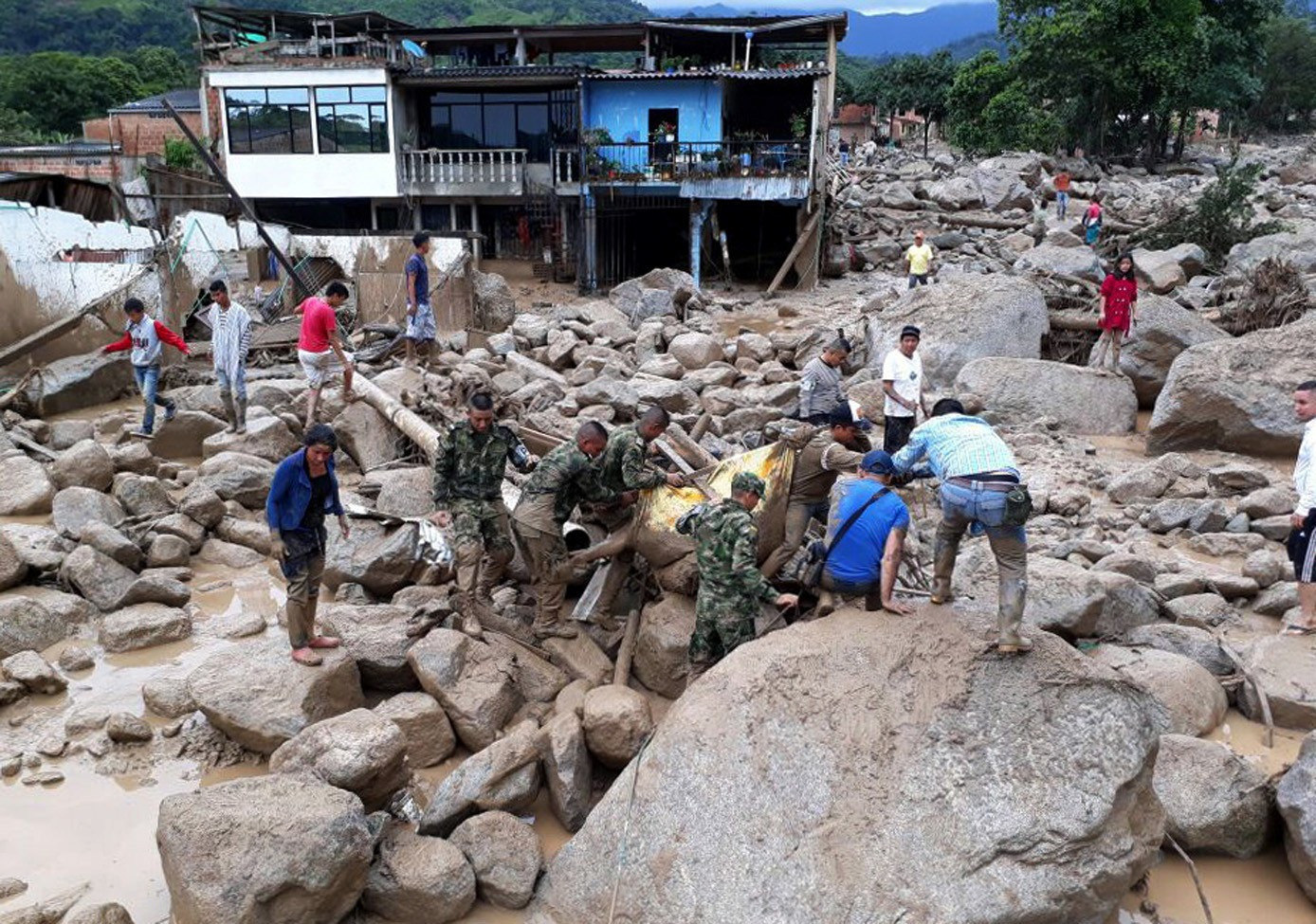 Miembros del Ejército de Colombia ayudan a pobladores tras los estragos ocasionados por una avalancha en Mocoa, Colombia. (EFE)
