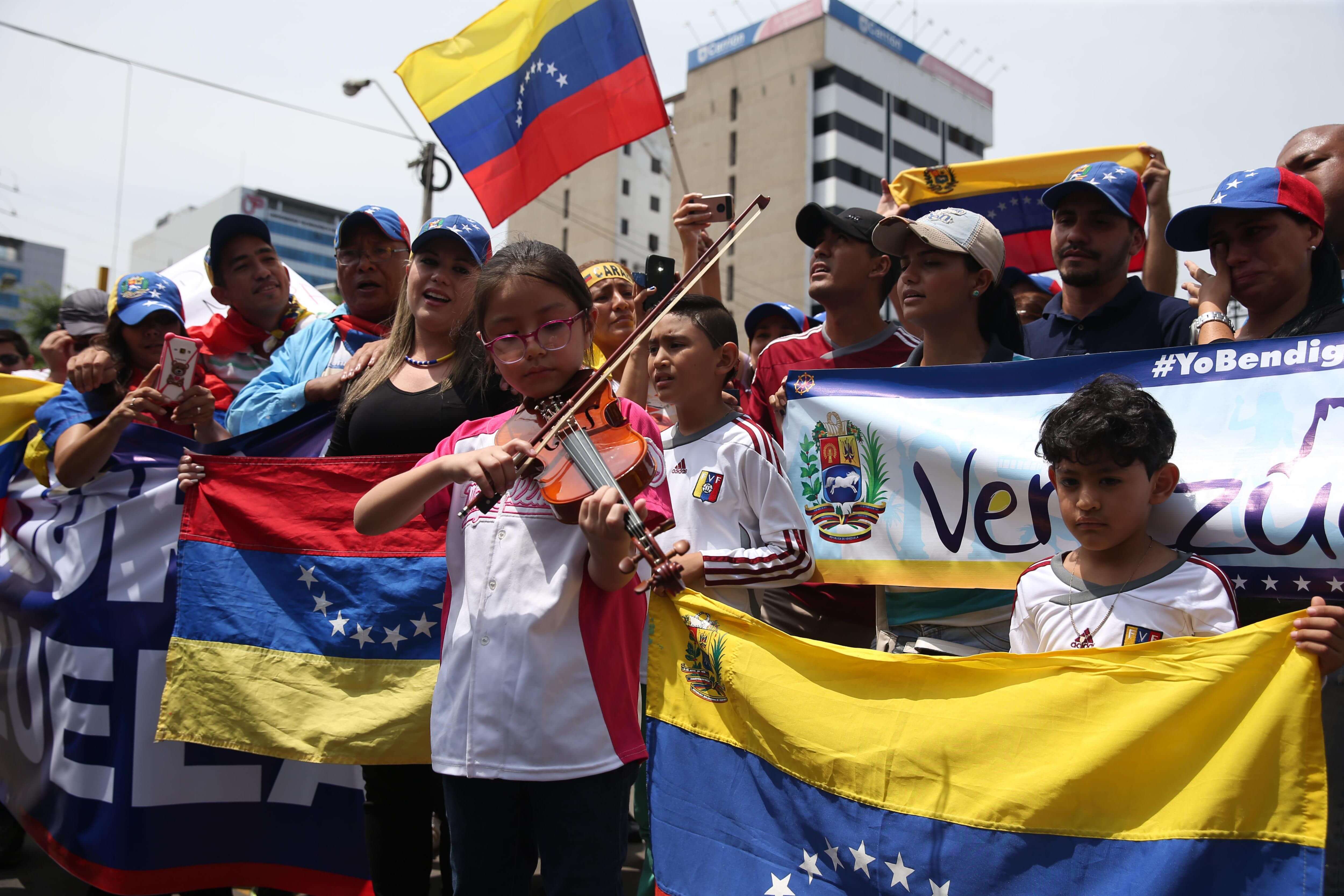 Venezolanos residentes en Lima se manifestaron en la embajada de su país en la capital peruana en contra del Gobierno de Nicolás Maduro. (EFE)