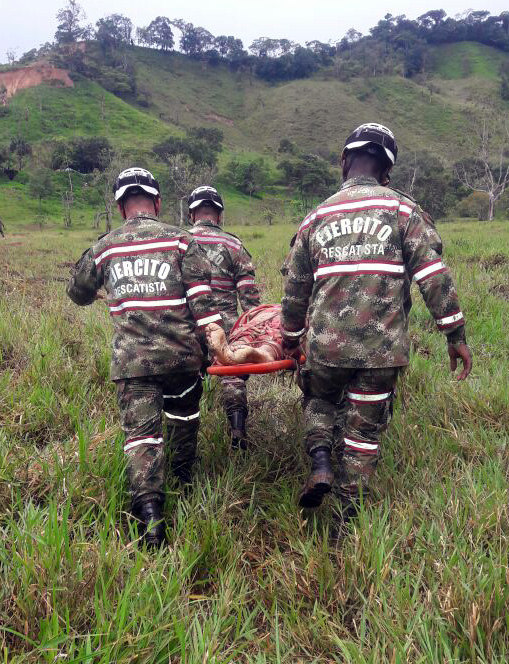 Soldados de Colombia brindan ayuda a un poblador luego de los estragos ocasionados por una avalancha en Mocoa, Colombia. (EFE)