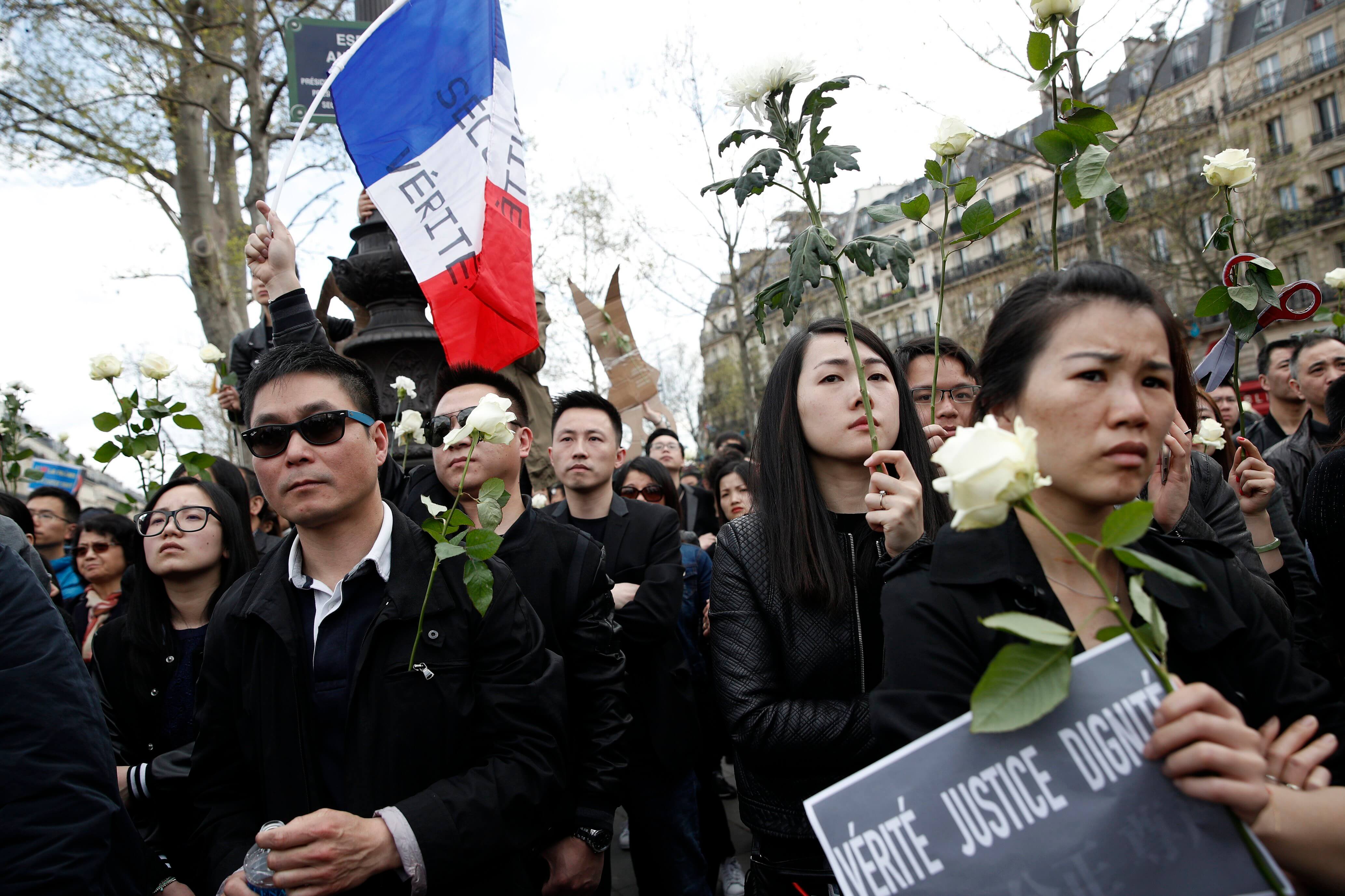 Miembros de la comunidad china francesa se reúnen durante una manifestación contra la violencia policial, en la plaza de la República en París, Francia. (EFE)
