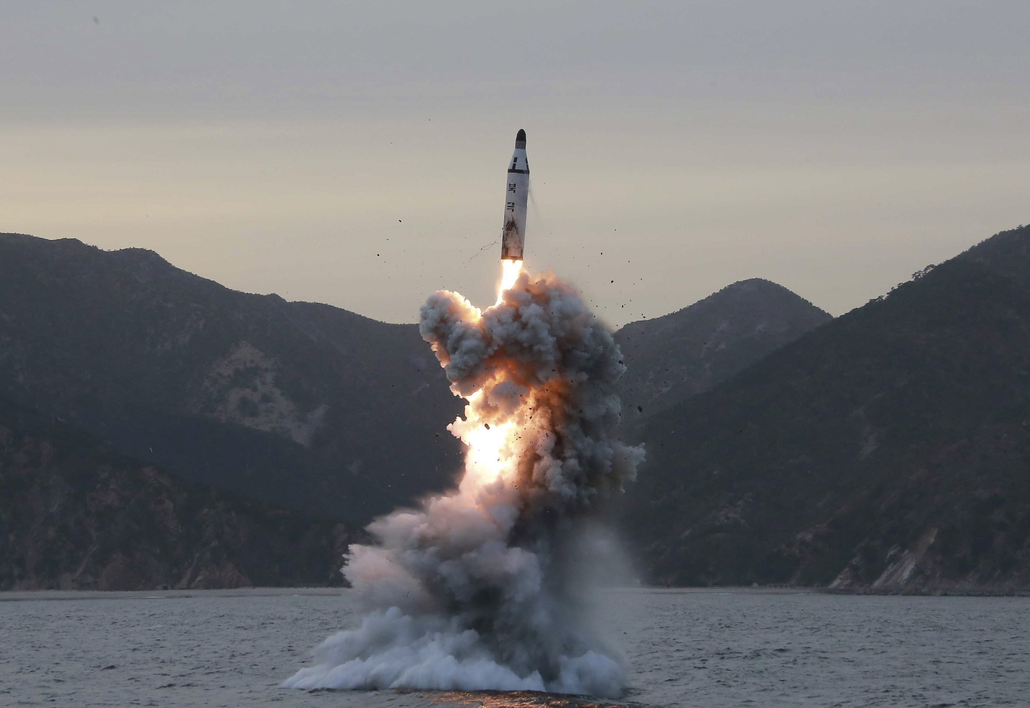 Misil lanzado desde un submarino por Norcorea. (EFE)