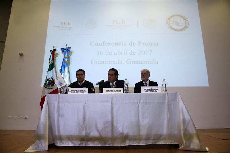 Funcionarios de la PGR durante una conferencia de prensa en Guatemala para dar detalles sobre la detención de Javier Duarte (EFE)