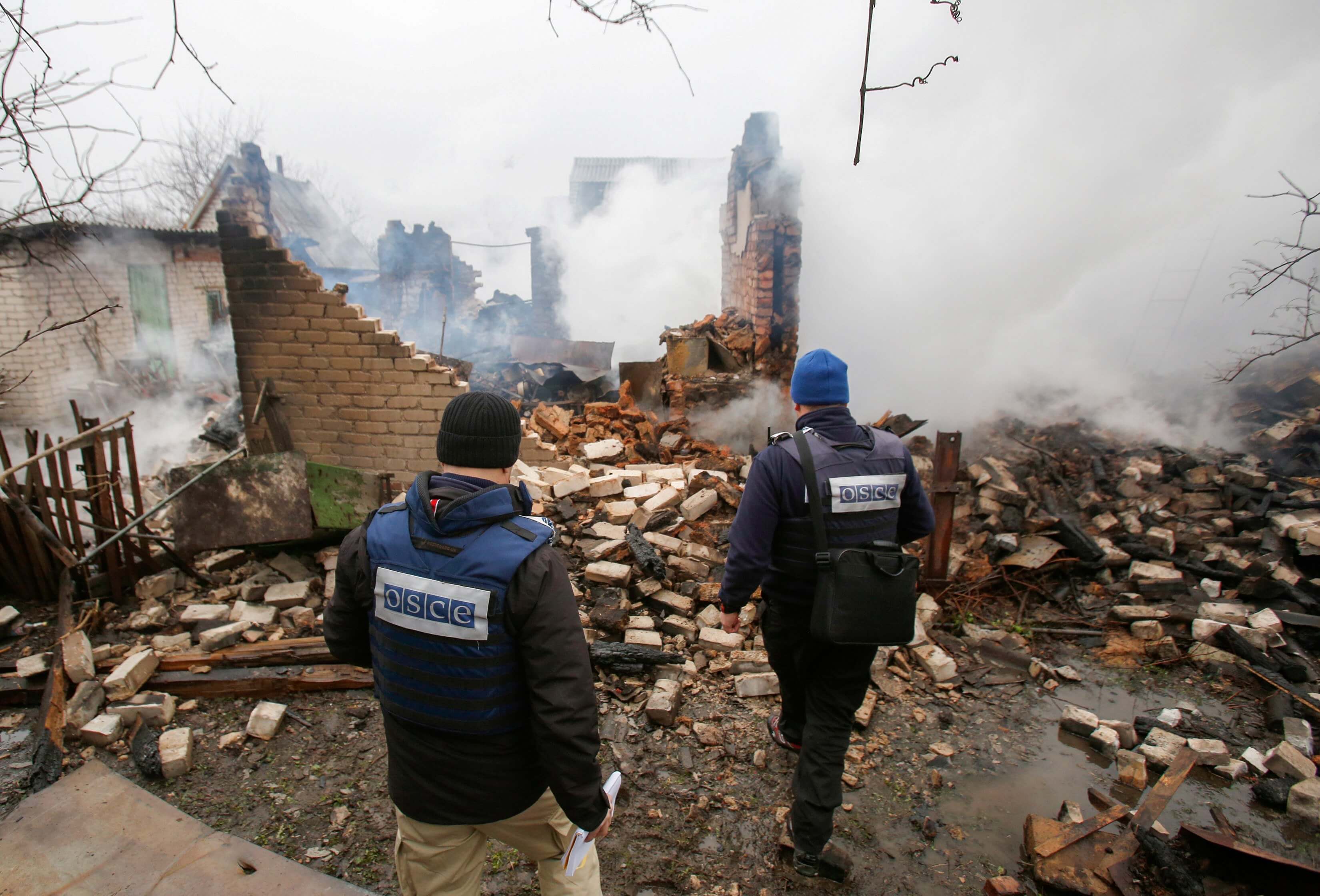 Observadores de la Organización para la Seguridad y la Cooperación en Europa (OSCE) inspeccionan un edificio privado destruido tras una fuerte explosión en Ucrania. (AP)