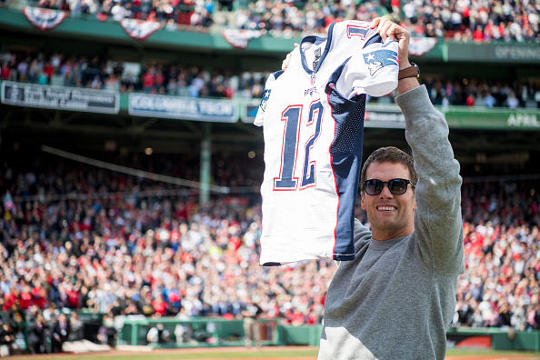 Tom Brady, quarterback de los Patriots de Nueva Inglaterra, sostiene su jersey recuperado durante una ceremonia en honor a los campeones del Super Bowl en el Fenway Park, en Boston, Massachusetts. (Getty Images/archivo)