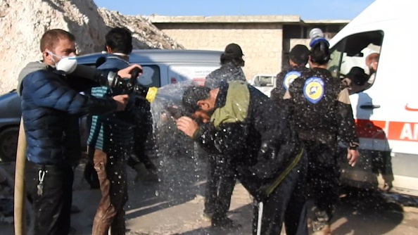 Miembros de la defensa civil intentan reducir con agua los efectos del gas tóxico lanzado contra la población en Jan Shijún. (Getty Images)