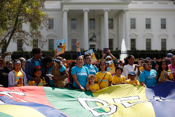 Los manifestantes cantan durante la manifestación afuera de la Casa Blanca, en Washington. (Getty Images)