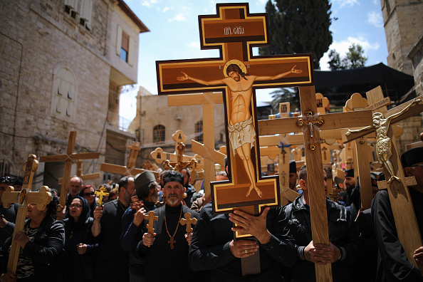 Fieles cristianos llevan cruces a la Iglesia del Santo Sepulcro mientras participan en una procesión del Viernes Santo en la Vía Dolorosa en la Ciudad Vieja de Jerusalén. (Getty Images)