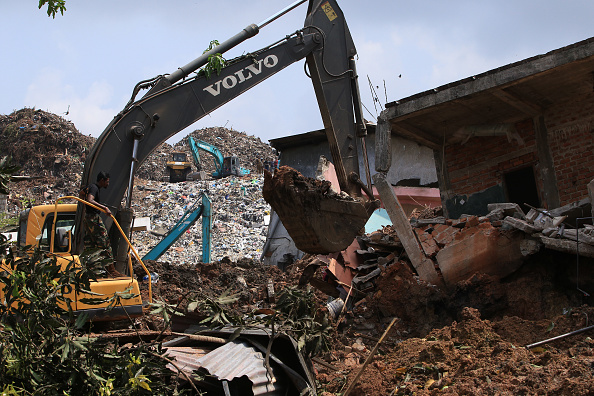 Ejército de Sri Lanka utiliza maquinaria pesada en las operaciones de rescate tras el derrumbe de una montaña de basura en Colombo, Sri Lanka. (Getty Images)