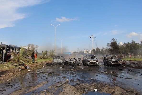 Fotografía que muestra los coches dañados tras un atentado con coche bomba contra un convoy de evacuados sirios. (Getty Images)