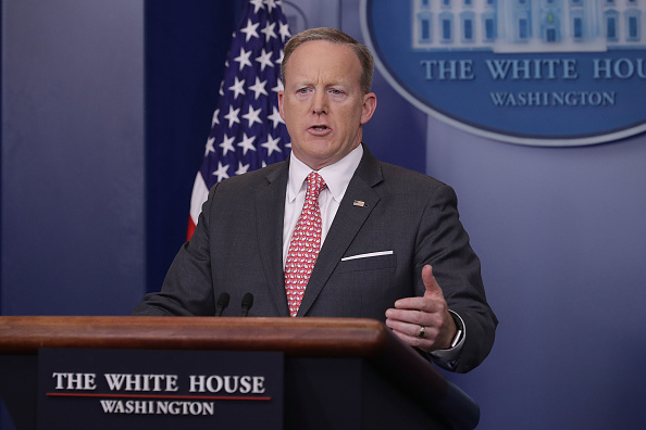 El secretario de prensa de la Casa Blanca, Sean Spicer, responde a las preguntas de los periodistas durante la rueda de prensa diaria en Washington, DC. (Getty Images)