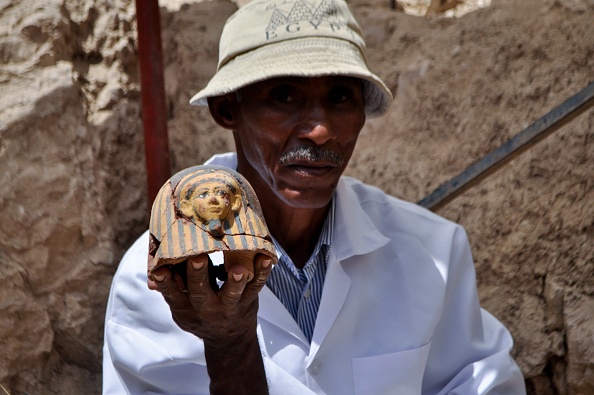 Descubren en Luxor, Egipto, una tumba faraónica con varias momias