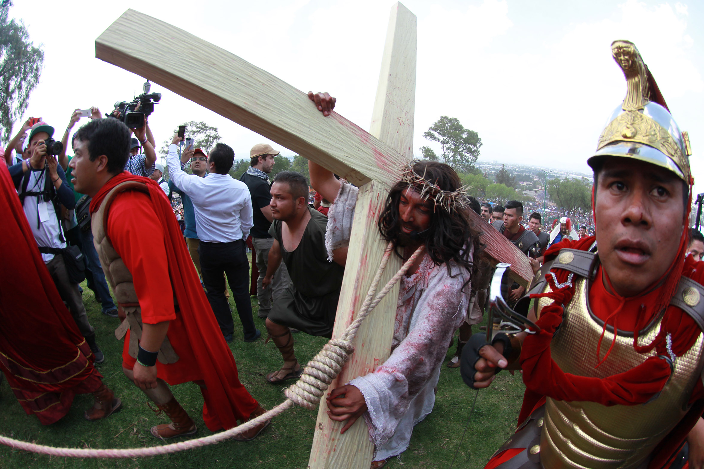 Escenificación del viacrucis y crucifixión de Jesús, durante la 174 representación de la Pasión de Cristo en Iztapalapa. (Notimex)