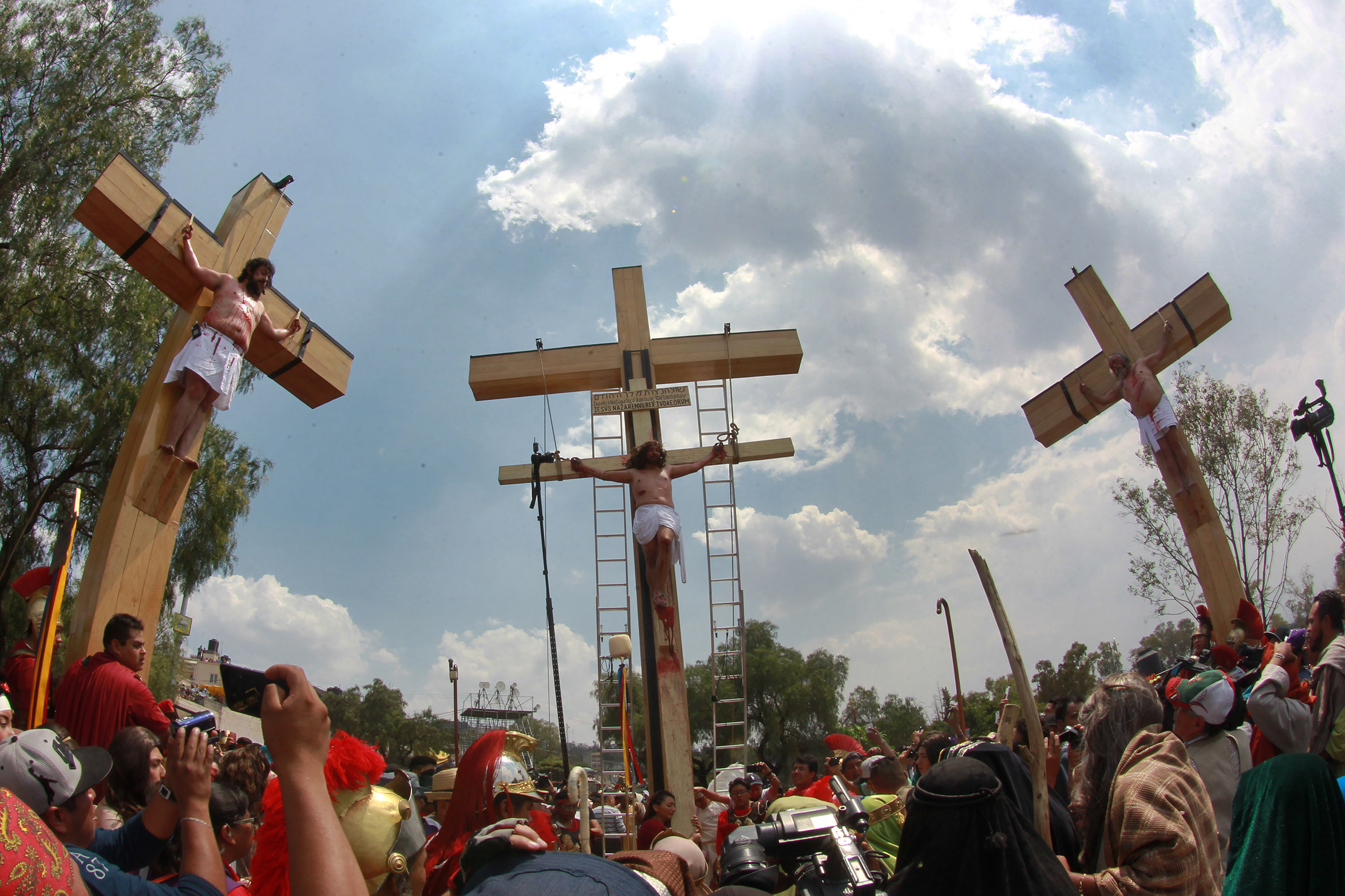 Escenificación del viacrucis y crucifixión de Jesús, durante la 174 representación de la Pasión de Cristo en Iztapalapa. (NOTIMEX)