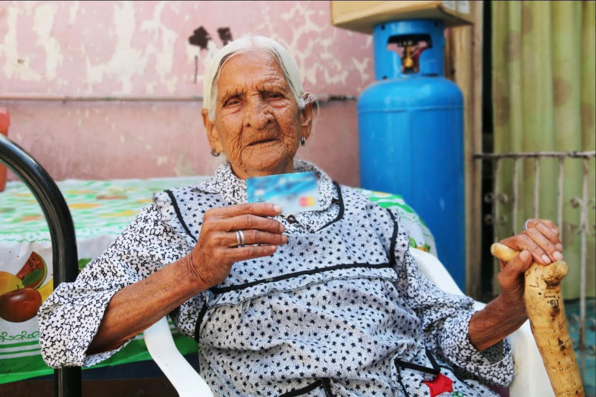 Mujer de 116 años recibe ayuda