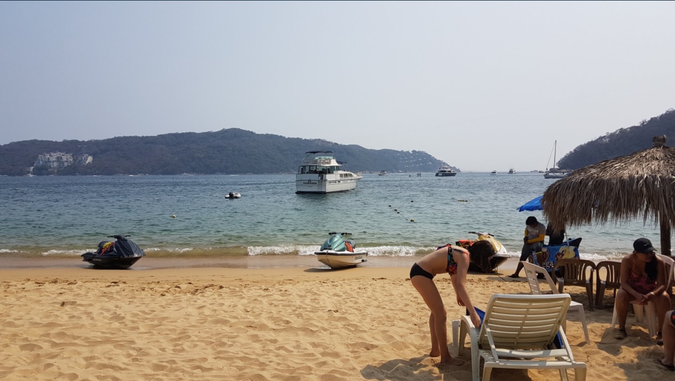 Vacacionistas disfrutan de las playas de Acapulco, Guerrero; las autoridades alertan de una ola de calor (Twitter @barbiefitness30)