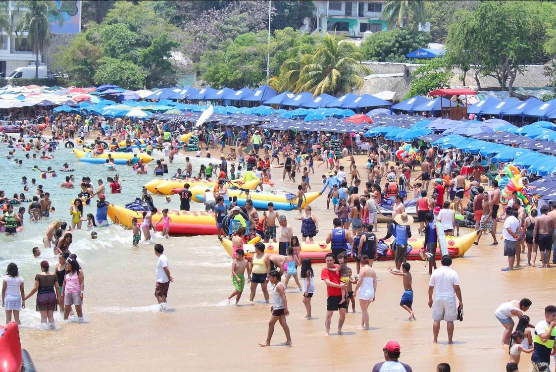 En estas vacaciones las playas más concurridas son las de la bahía, pero también Revolcadero en la zona Diamante. (Twitter @AcapulcoGob)