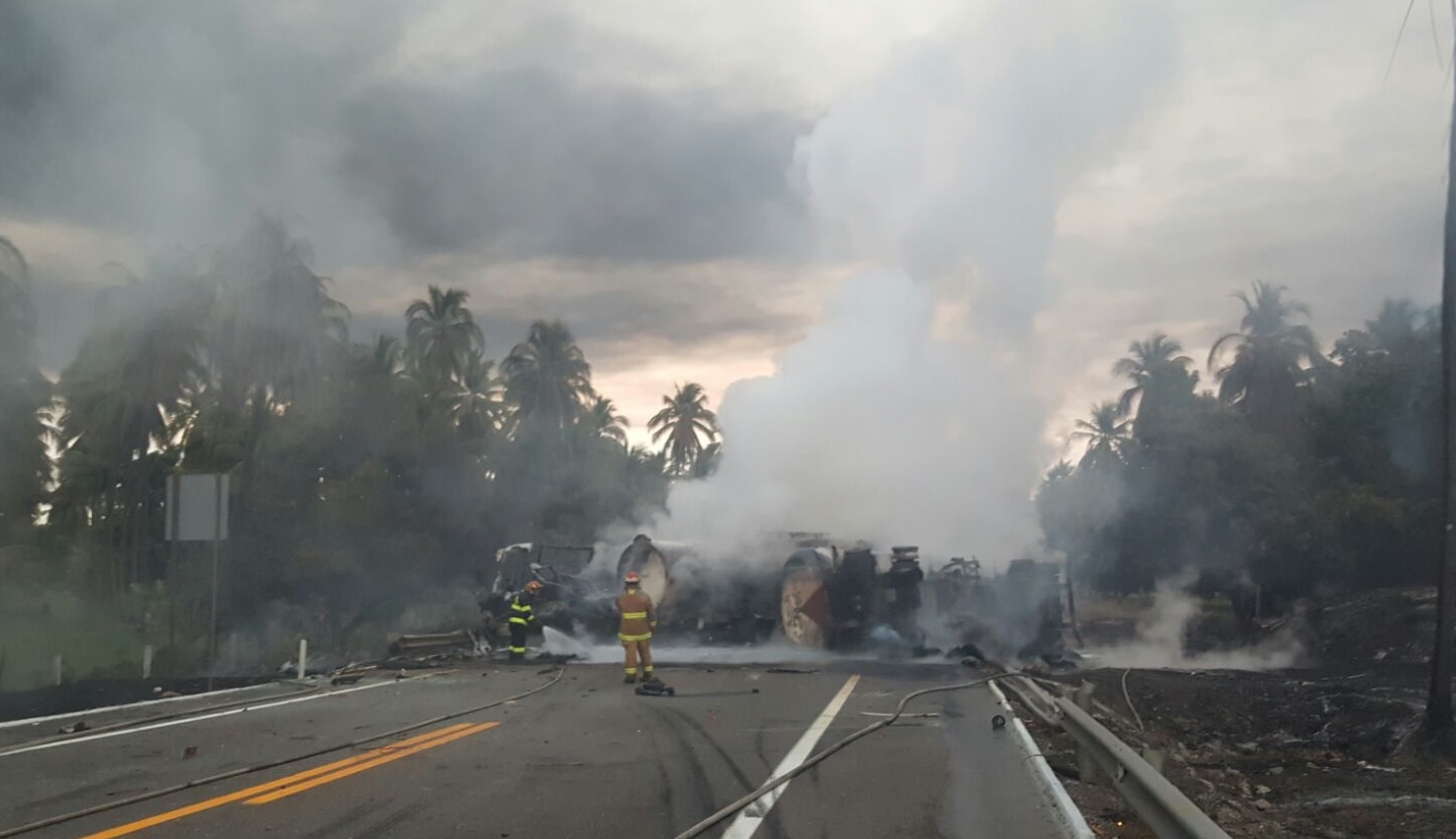 El accidente entre un autobús de pasajeros y una pipa que transportaba combustible en la Autopista Siglo XXI dejó un saldo de 24 muertos y nueve lesionados. (Notimex)