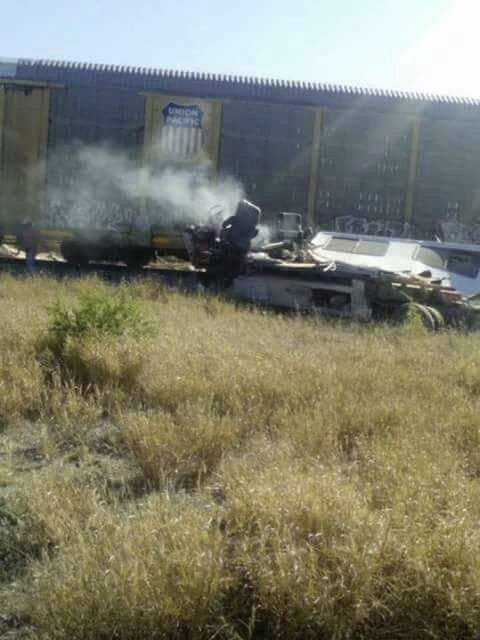 Tren embiste camioneta que trató de ganarle el paso en Bustamante, Nuevo León