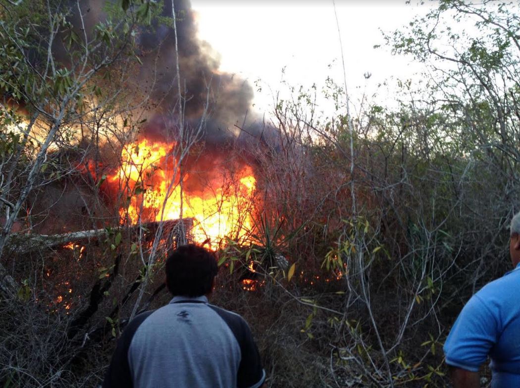 La caída de la aeronave ocurrió aproximadamente a las 19:10 horas en el área verde del Autódromo de Cancún cuando el piloto perdió el control de la avioneta durante sus prácticas para el aeroshow que realizaría en Cancún del 15 al 16 de abril. (Noticieros Televisa)