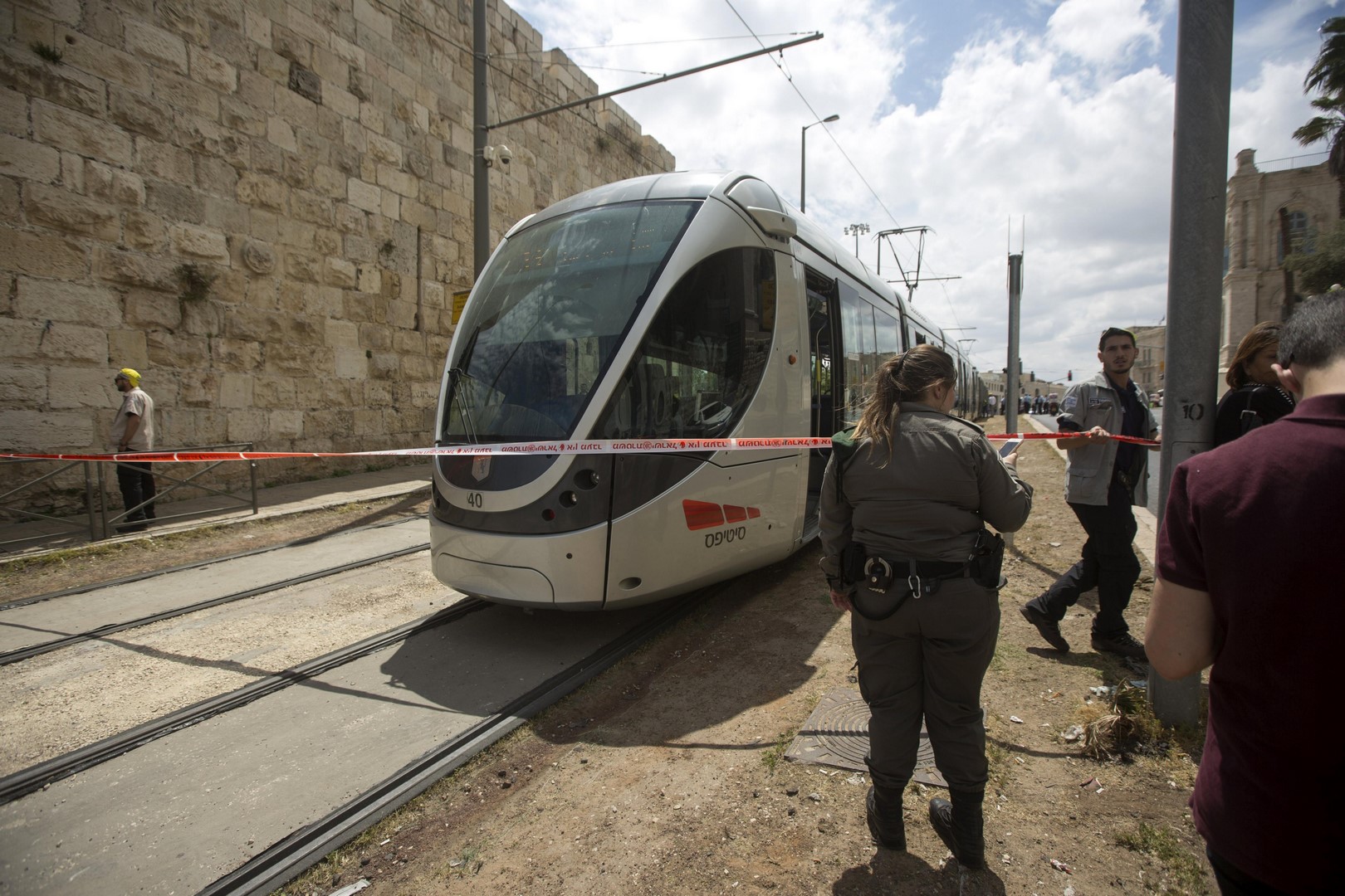 Policías investigan la muerte de una turista británica que fue apuñalada por un árabe israelí en el tranvía a su paso por la Ciudad Vieja en Jerusalén. (EFE)