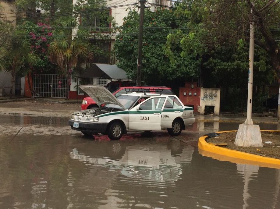 El mal tiempo afectó a otros destinos de la zona norte de Quintana Roo como Playa del Carmen, Isla Mujeres y Cozumel, donde también cayó un aguacero acompañado de una tormenta eléctrica. (Twitter@GibranValdez)