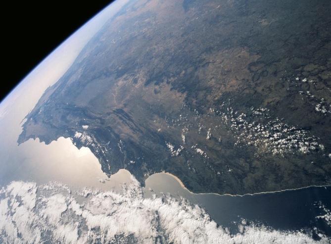 En esta imagen el Cabo Agulhas, el punto meridional del continente africano. Todo el cinturón de montañas aparece como estructuras onduladas verdes (boscosas) que se extienden hacia el oeste forman el primer plano, al Cabo de Buena Esperanza (Foto: NASA)