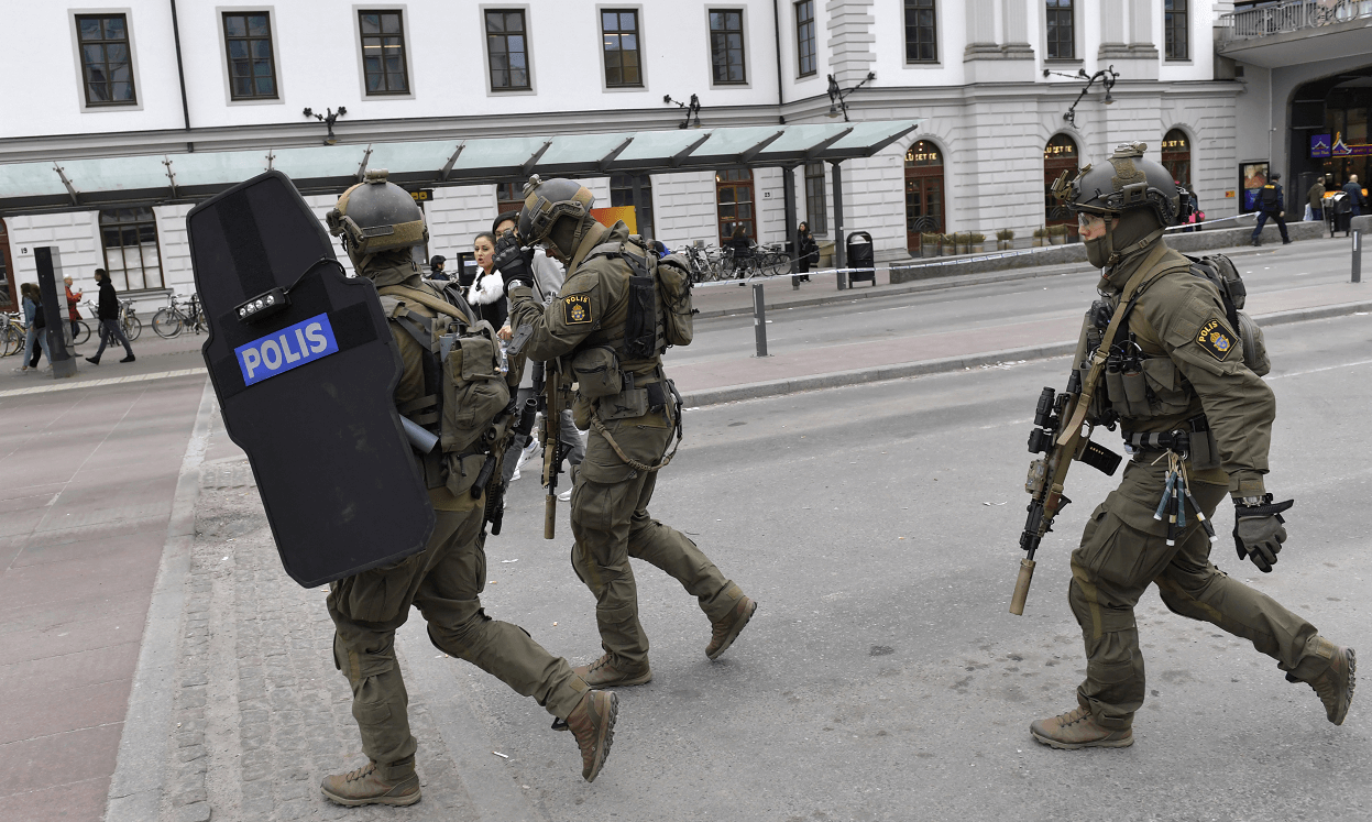 Agentes de la Policía sueca luego del atropellamiento en Estocolmo. (AP)