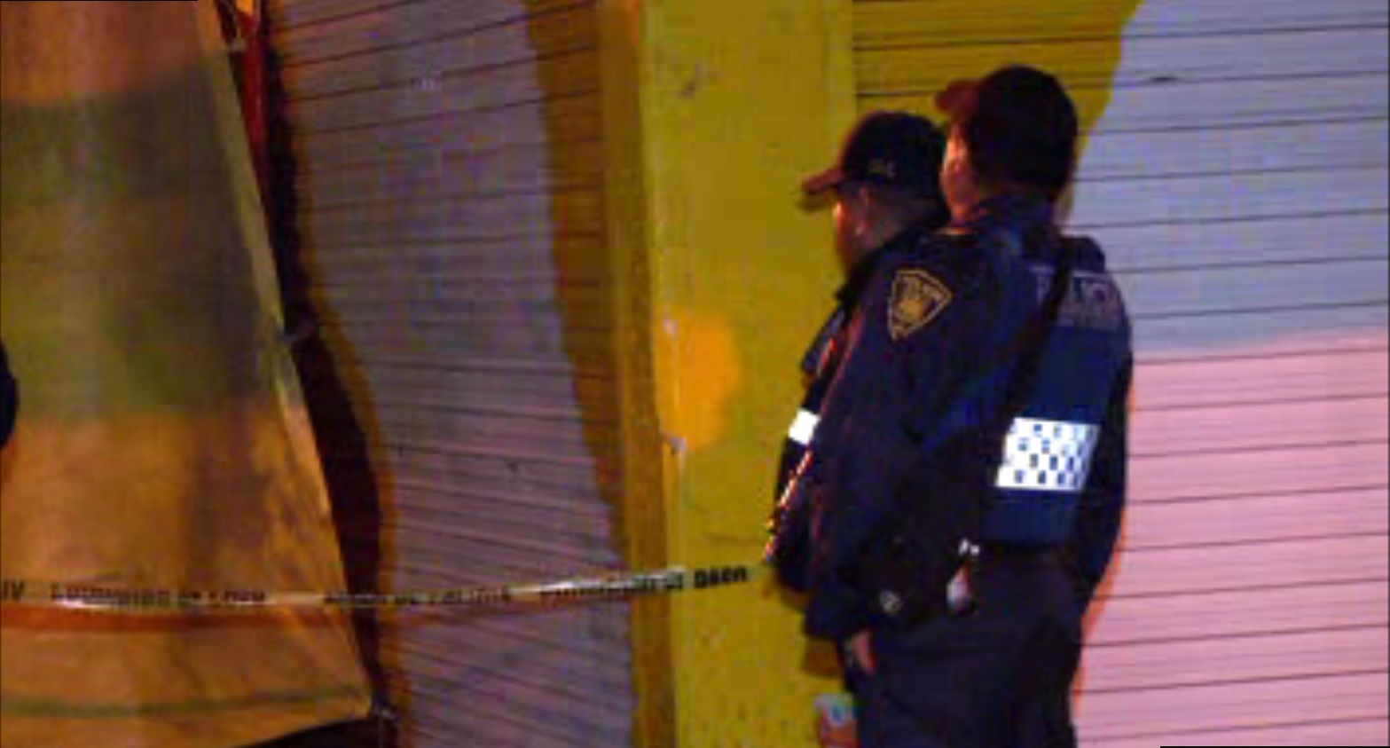 Policías resguardan la zona donde fue encontrado una persona ahorcada, en las inmediaciones del metro Moctezuma (Noticieros Televisa)
