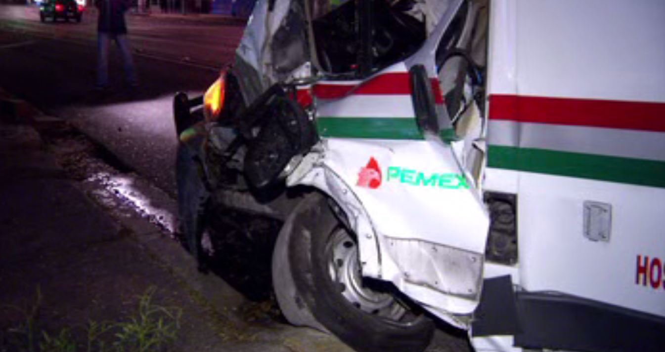 Ambulancia se impacta contra automóvil en la CDMX. (Noticieros Televisa)