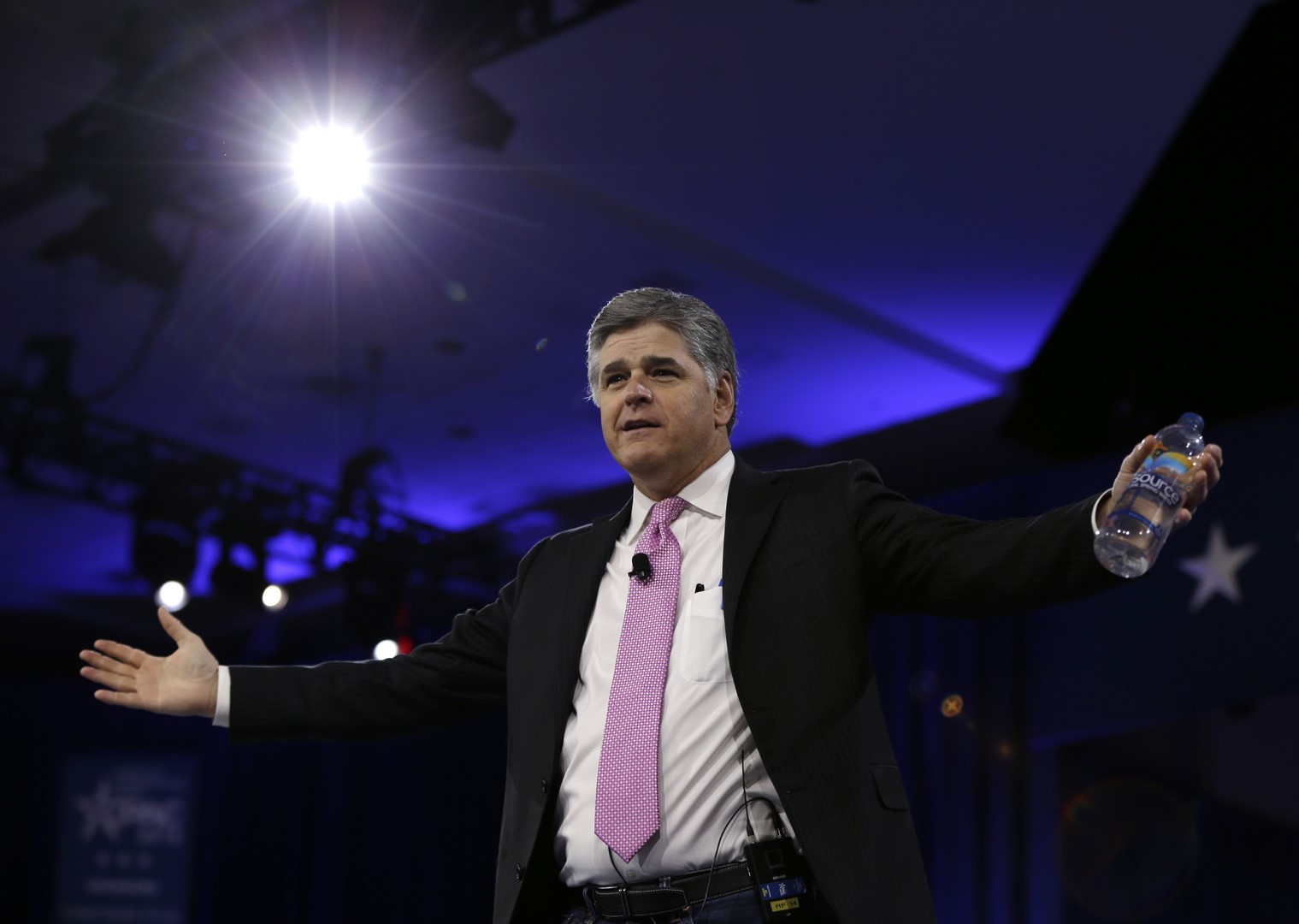 Excolaboradora del canal Fox News acusa al conductor Sean Hannity de acoso sexual. (AP)