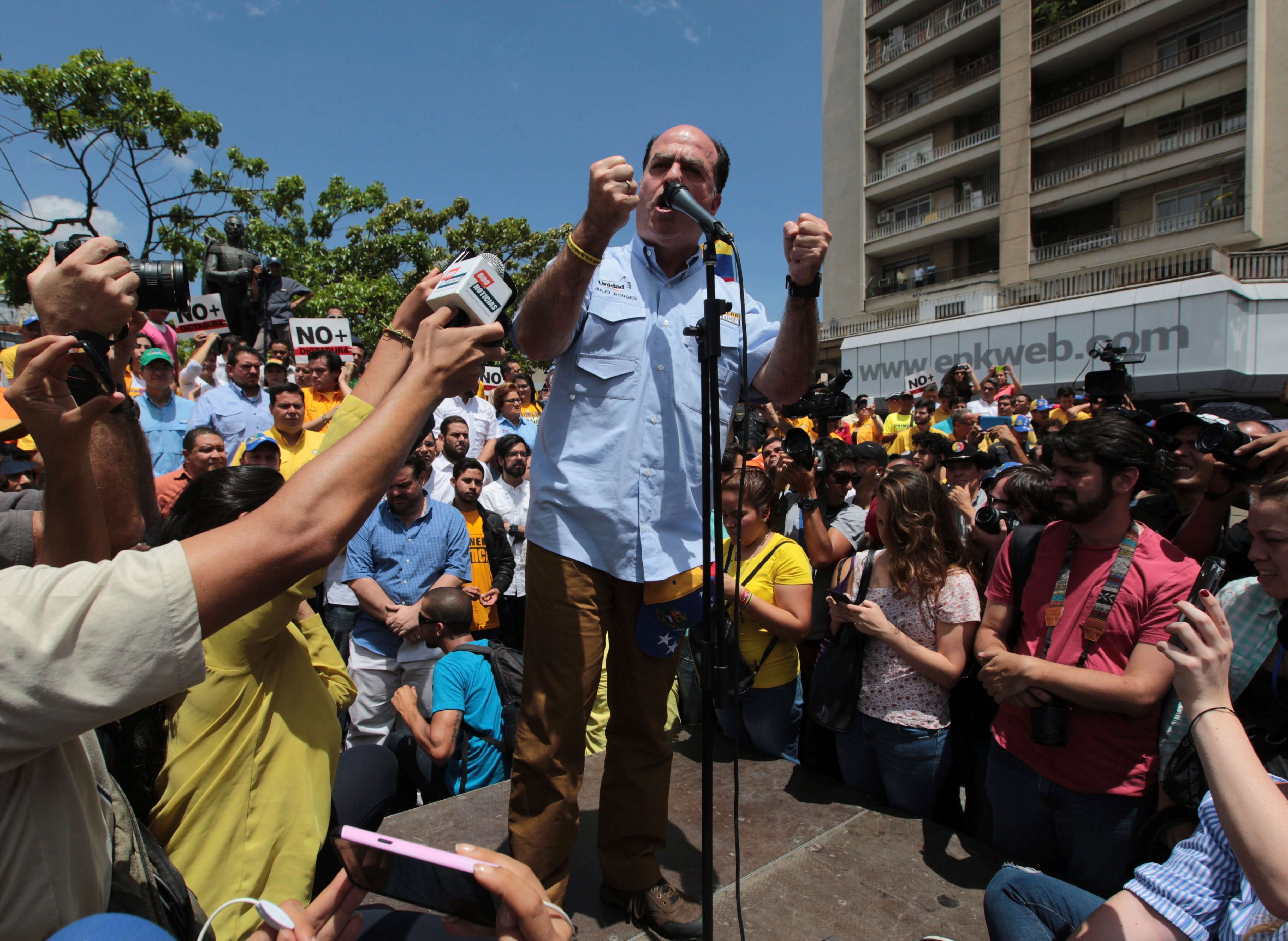 El presidente de la Asamblea Nacional, Julio Borges, habló con los congresistas durante una sesión pública especial en una plaza en Caracas, Venezuela. (AP)