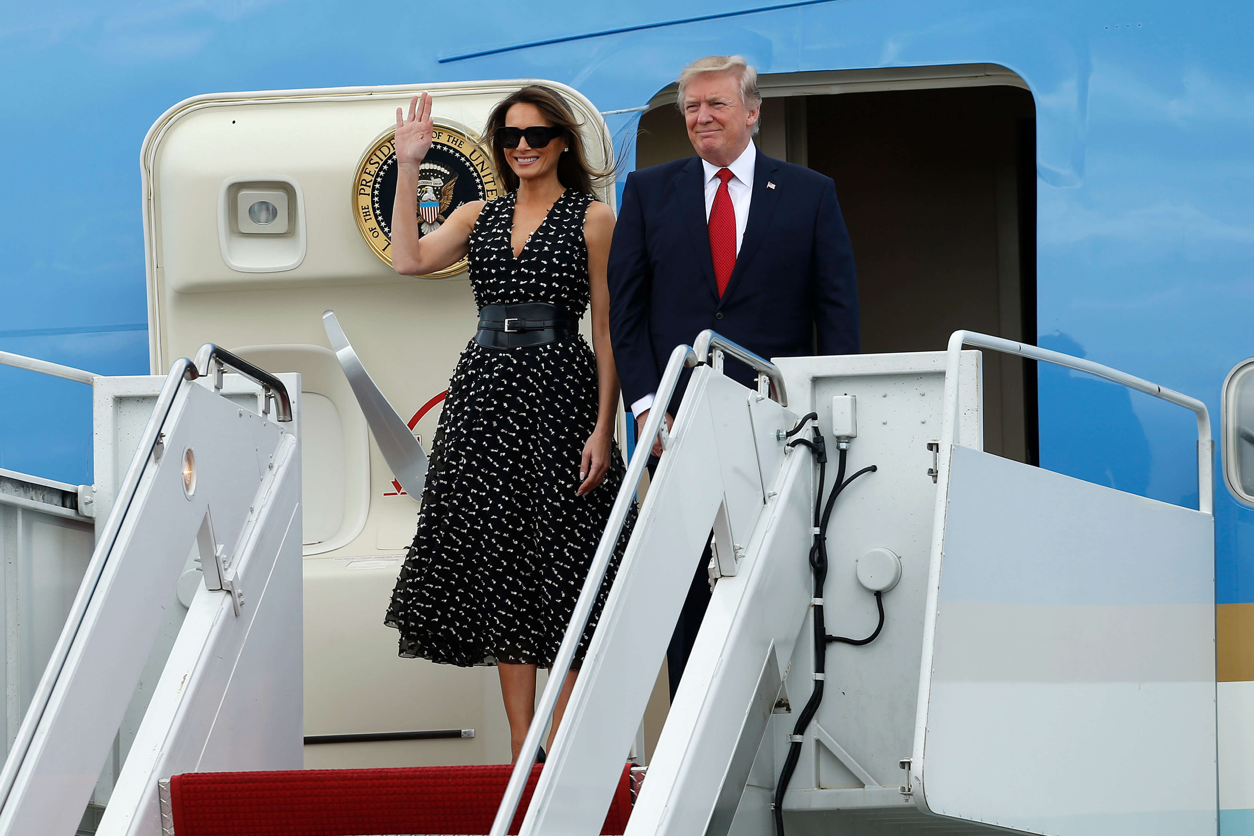 El presidente Donald Trump y la primera dama Melania Trump llegan al Aeropuerto Internacional Palm Beach en West Palm Beach, Florida. (AP)