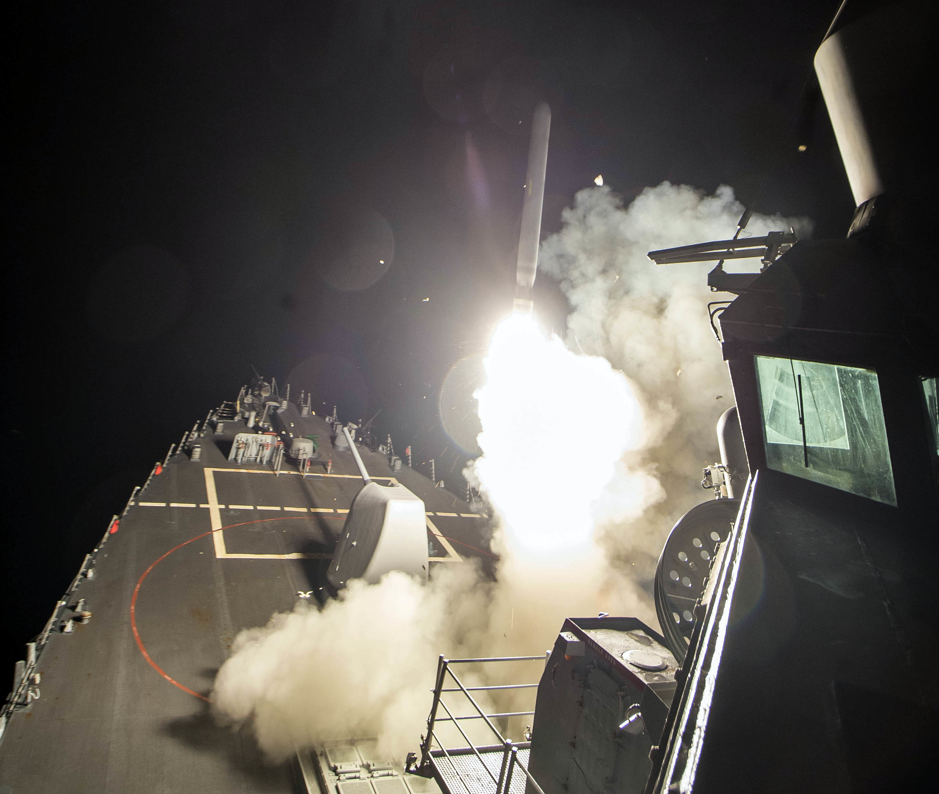 Imagen proporcionada por la Marina de los Estados Unidos en donde se ve el lanzamiento de un misil Tomahawk desde el mar Mediterráneo. (AP)