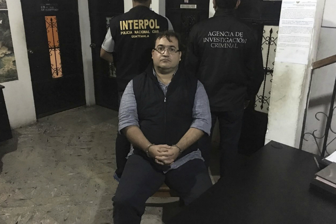 El exgobernador de Veracruz, Javier Duarte, escoltado por agentes de la Interpol en Guatemala (AP)
