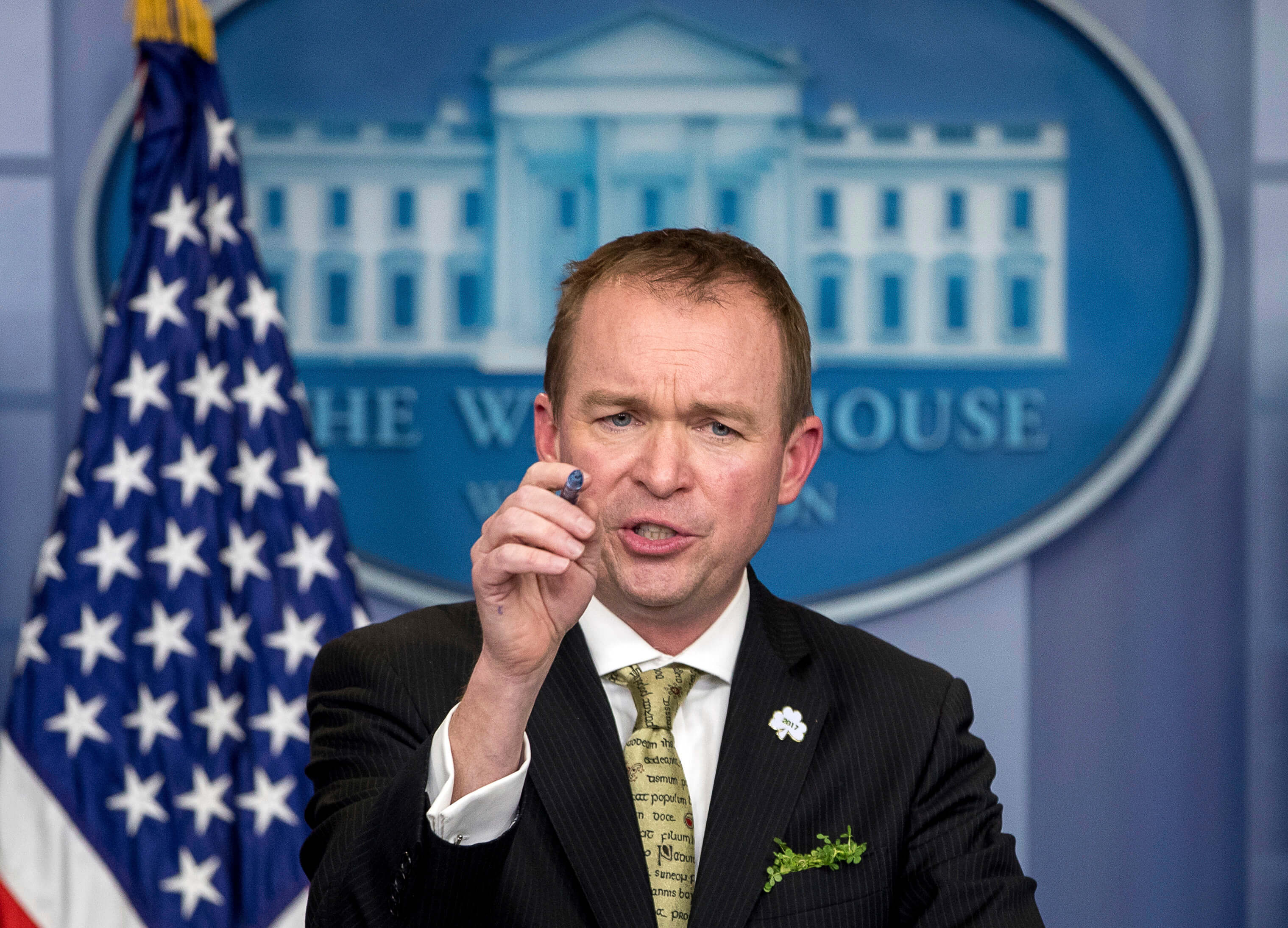 El director de presupuesto de la Casa Blanca, Mick Mulvaney, habla en la Casa Blanca, en Washington. (AP)