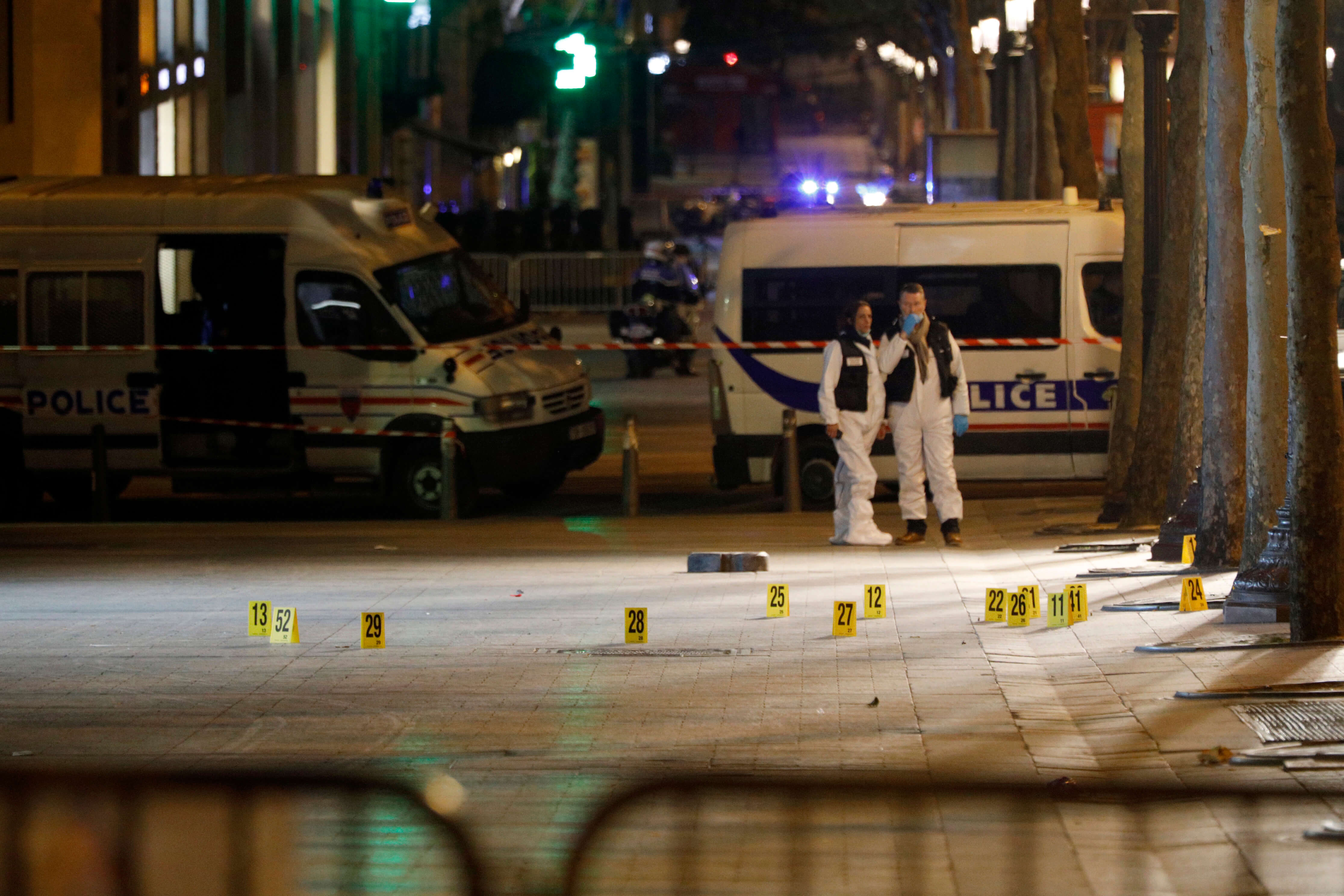 Expertos forenses investigan la escena del crimen después de un tiroteo en el que un agente de la Policía fue asesinado por un atacante, que fue abatido, en la avenida de los Campos Elíseos en París, Francia. (AP)