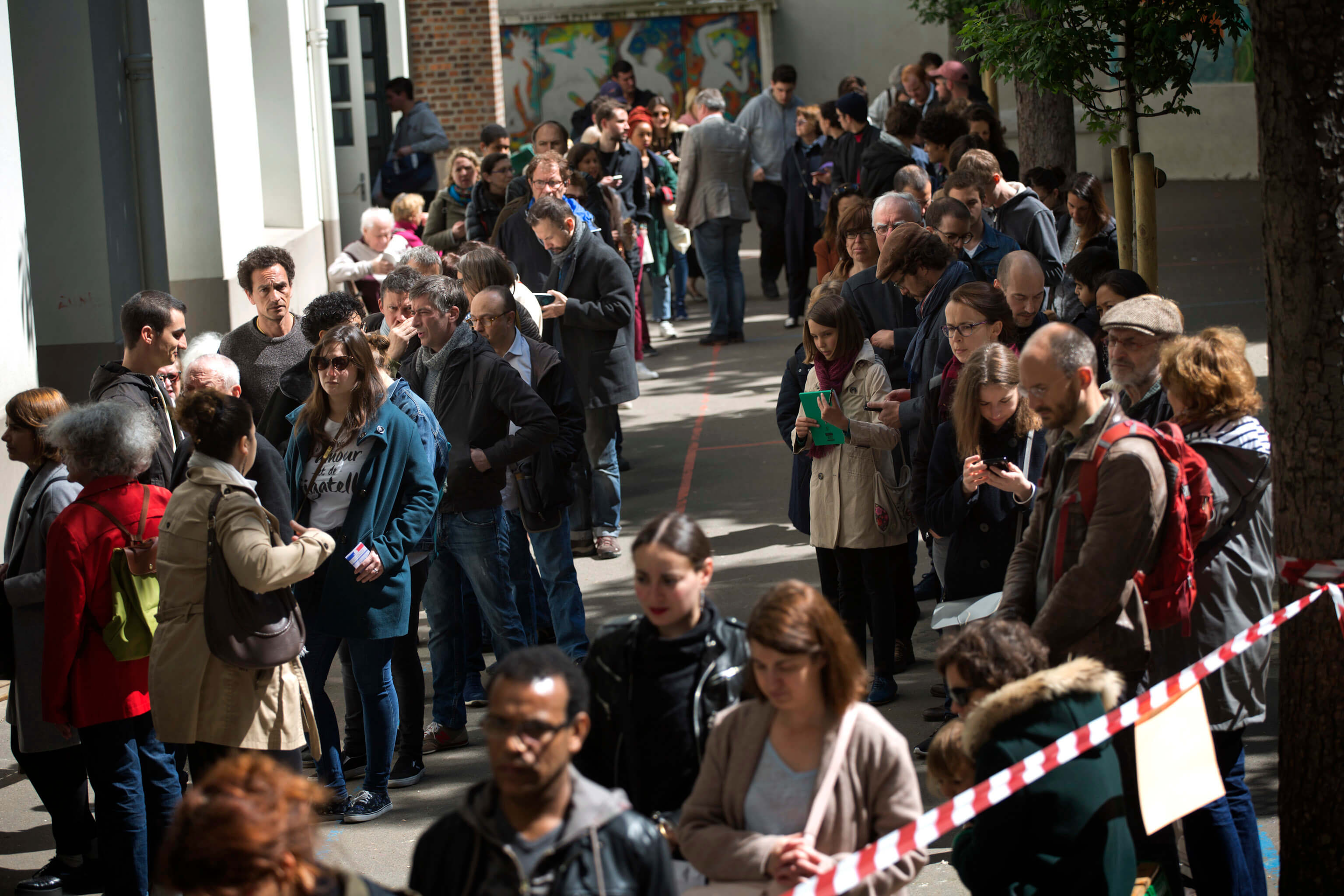 La gente se forma para emitir su voto en la primera vuelta de la elección presidencial en París, Francia. (AP)