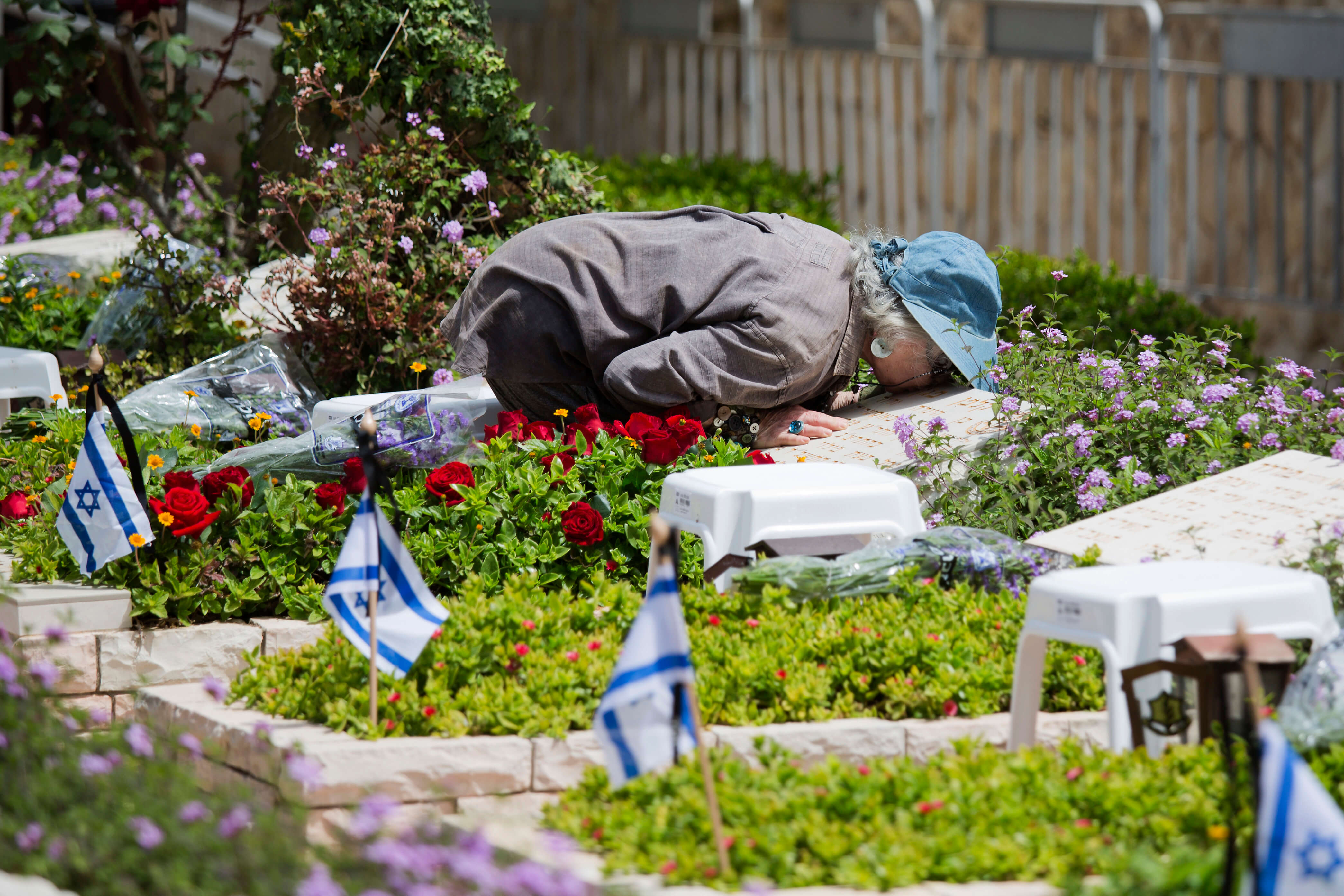 Una mujer besa la tumba de un soldado caído en una jornada en Israel. (AP)